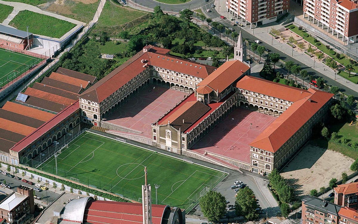 Me siento parte imortante del Centro, en él crecí como alumna y ahora como profesora, decir Salesianos Deusto es decir: familia, cercanía, solidaridad, formación...